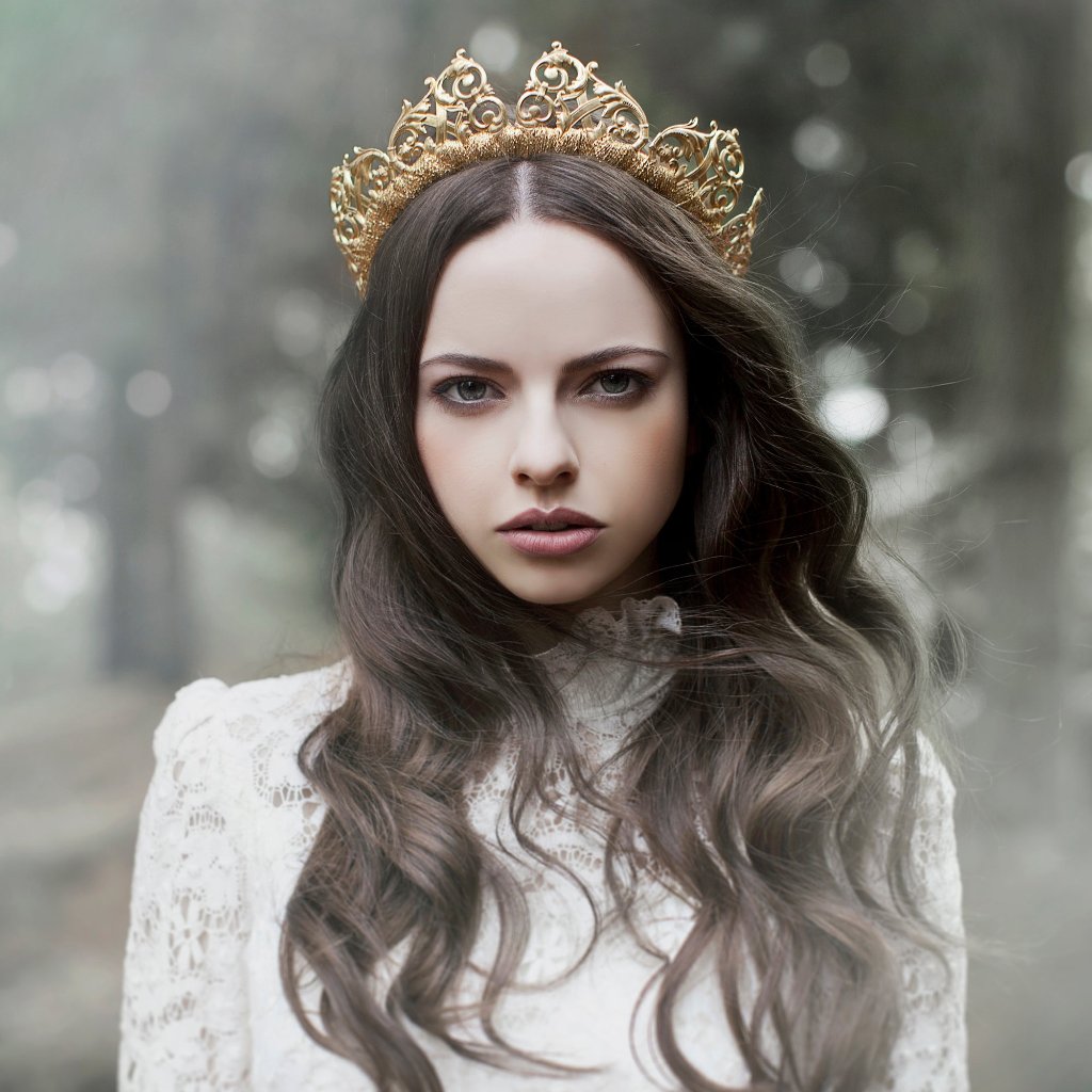 Lucilla Gold Crown